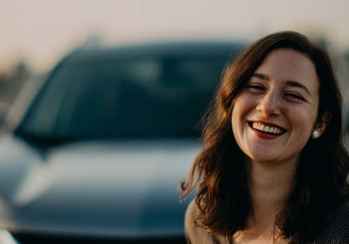 Vrouw blij met autoservice